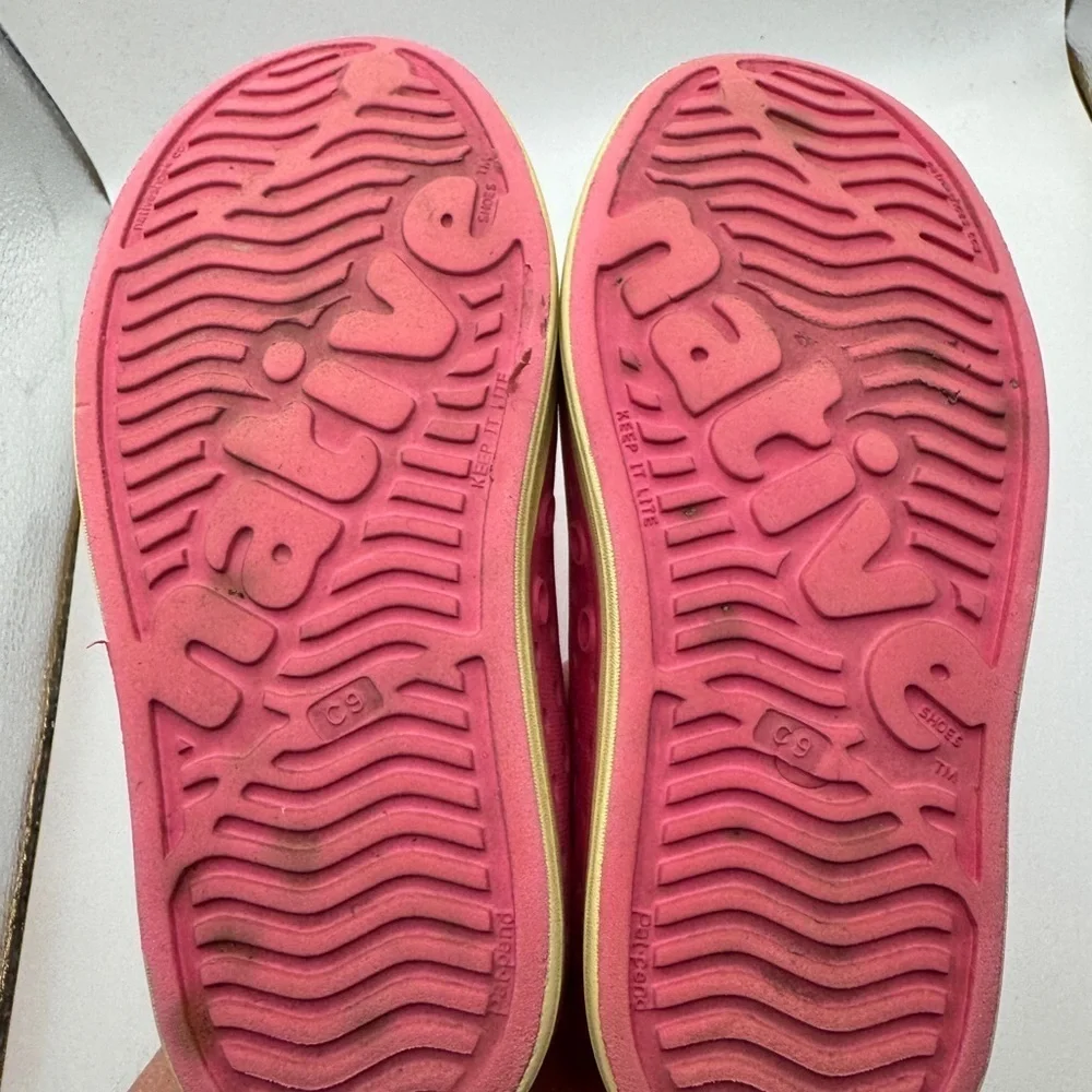 Native Jefferson Toddler Size 9 Girls Pink and Cream Lightweight Water Shoes